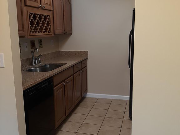 2nd image of 916 Saint Andrews Reach APT D