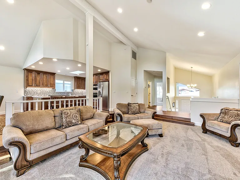 1661 Venice Dr — Photo 4