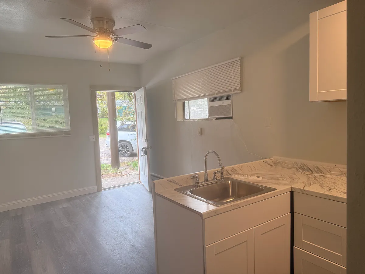 Building Photo - 6834 Dunsmuir Ave #2