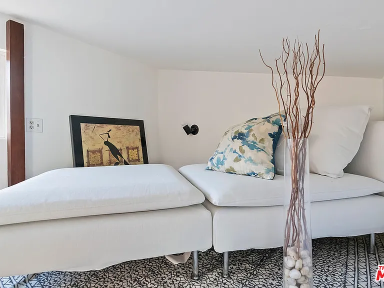 1653 N Beverly Glen Blvd — Photo 12