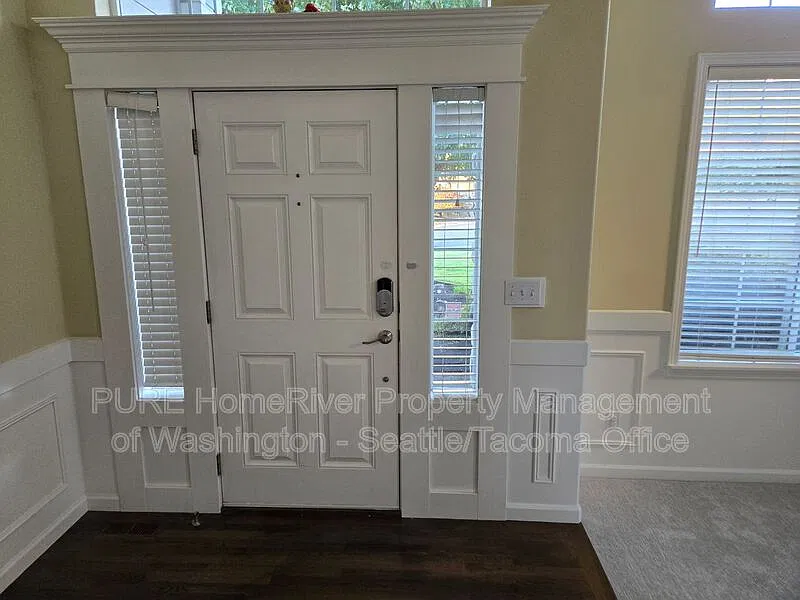 4 bed, 2.5 bath, 3200 sqft, $4,000 — Photo 2