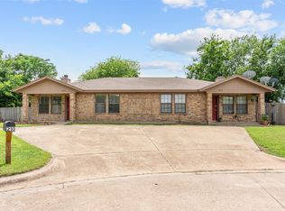 208 Lanham Ct, White Settlement, TX 76108