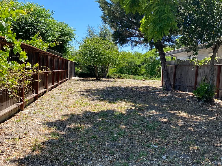 140 Helgren Ct — Photo 18