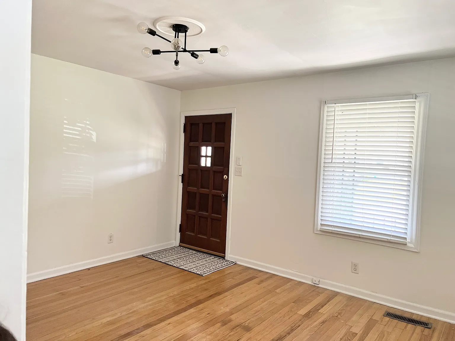 3 bed, 979 sqft, $1,600 — Photo 3