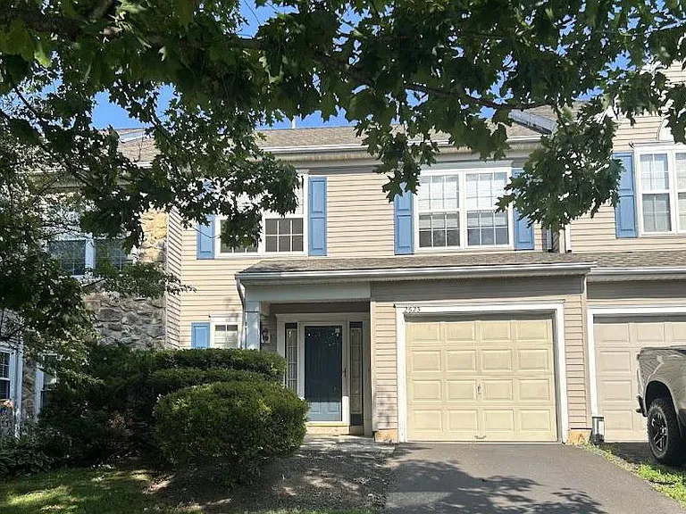 2623 Virginia Ln — Photo 2