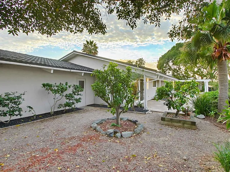 5605 Soledad Mountain Rd — Photo 27