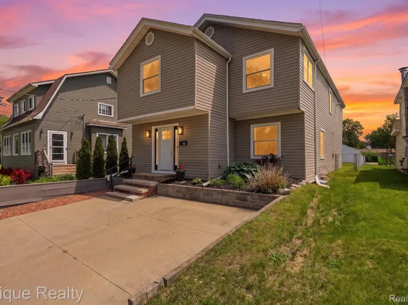 72 N North Shore Dr, Lake Orion, MI 48362