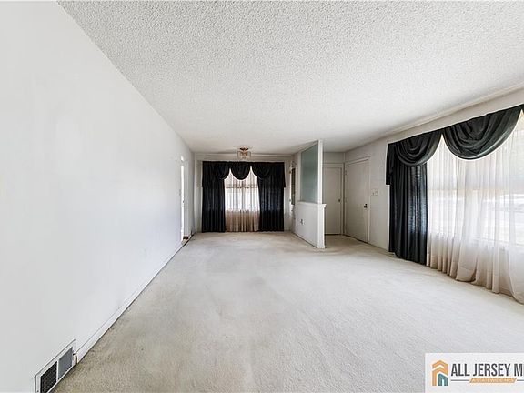 5th image of 126 Villanova Dr