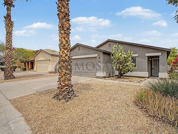 3rd image of 1004 E Cowboy Cove Trl