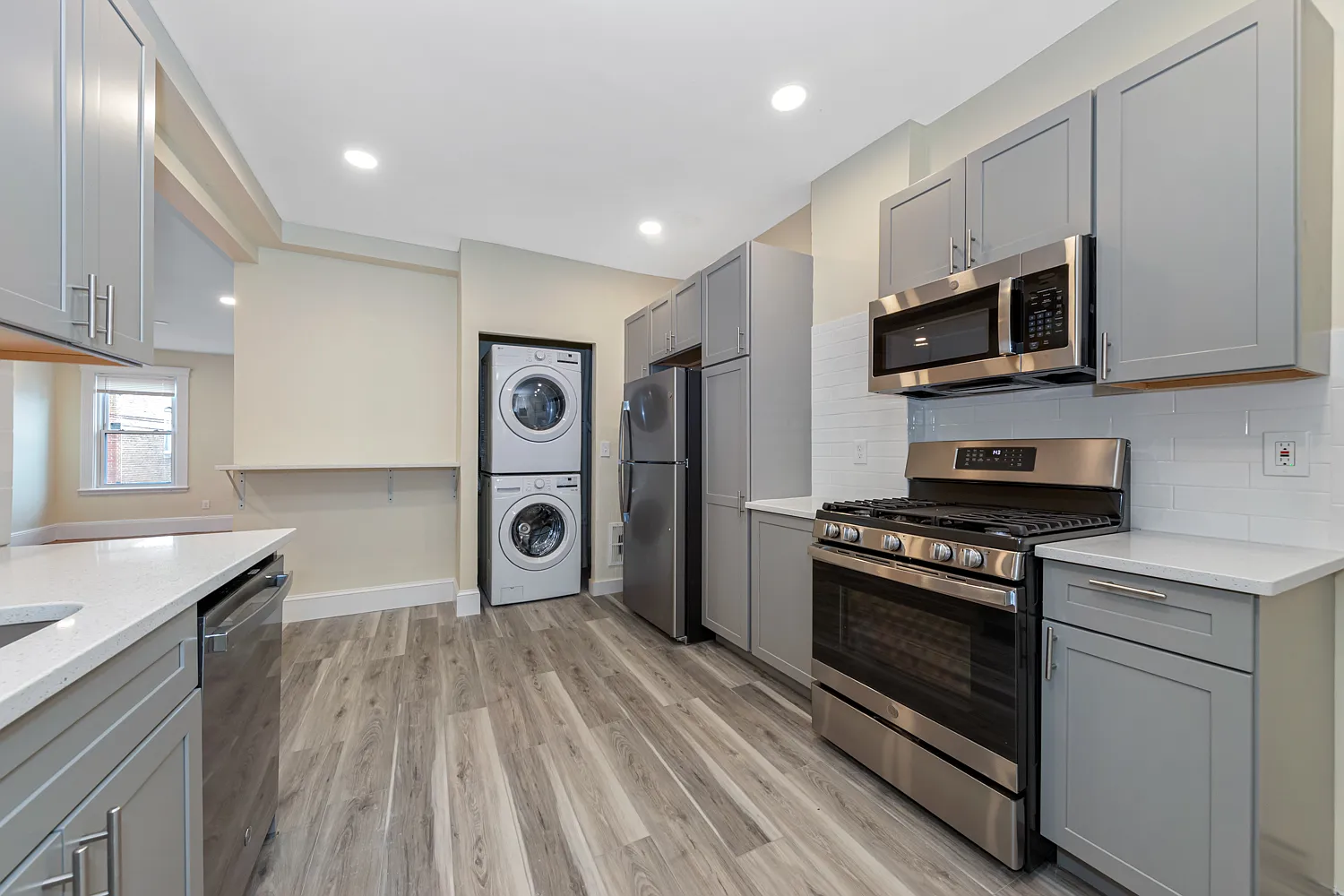 3 bed, 920 sqft, $3,295 — Photo 1