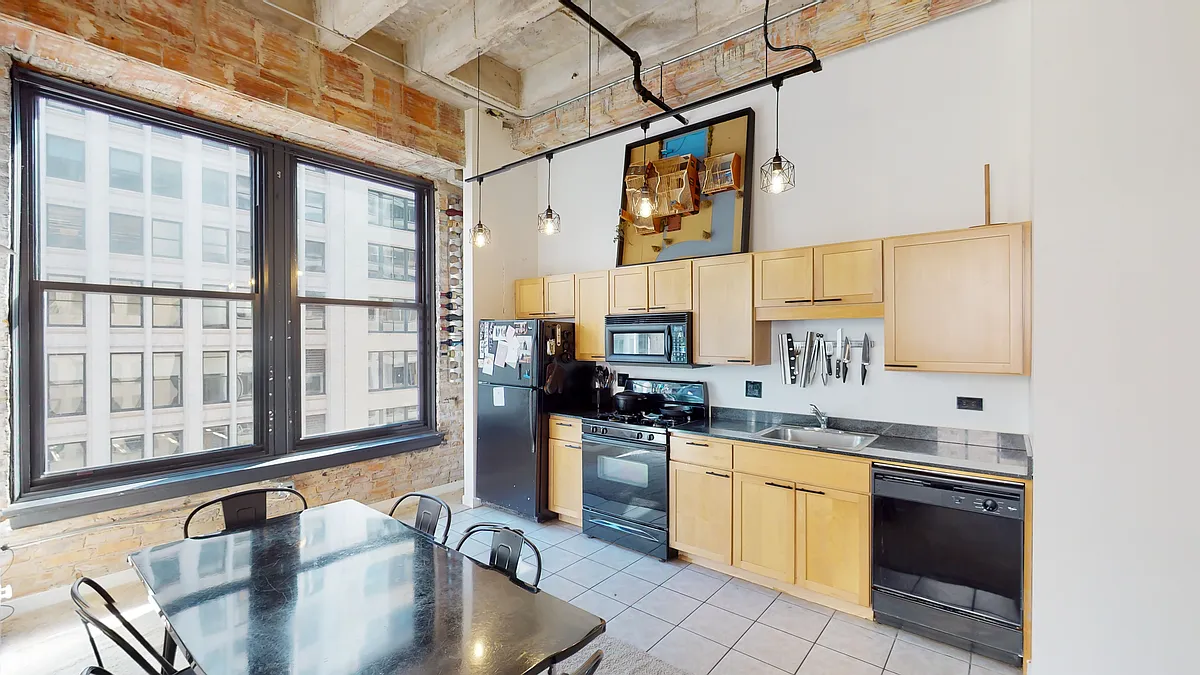 Building Photo - 20 N State St #906