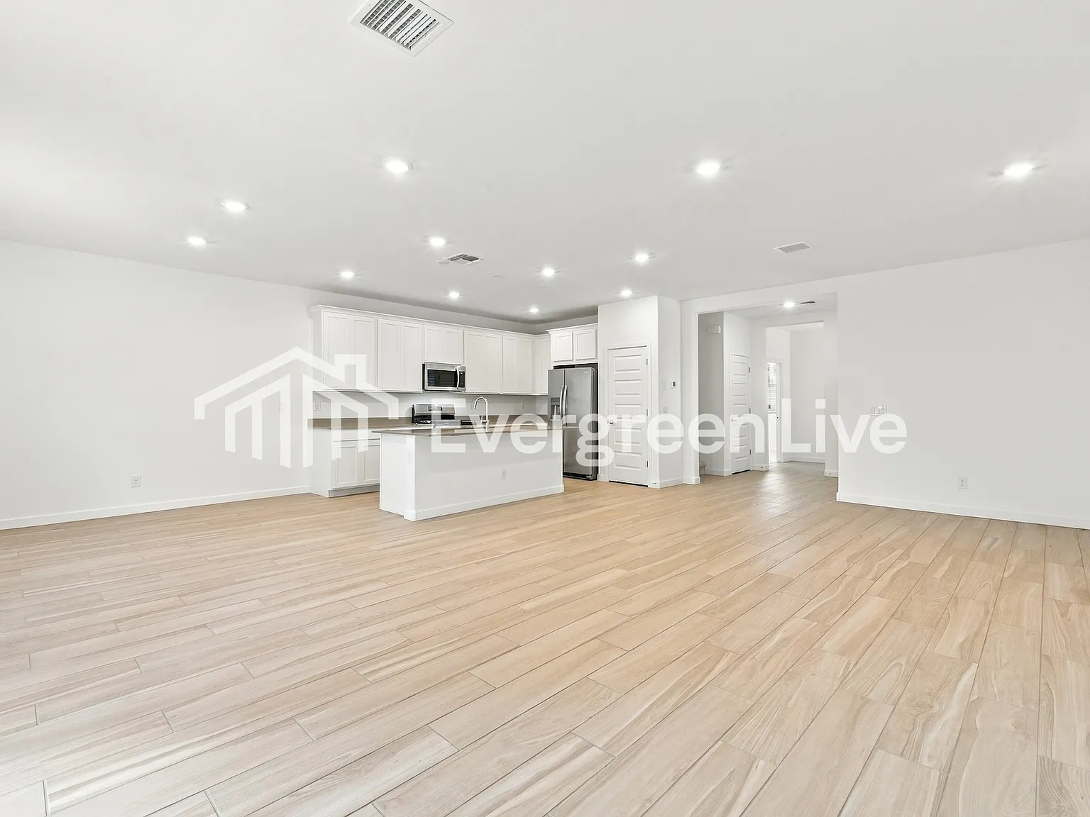 4 bed, 3.0 bath, 2606 sqft, $2,515 — Photo 2