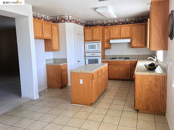 4th image of 1016 Burwood Way