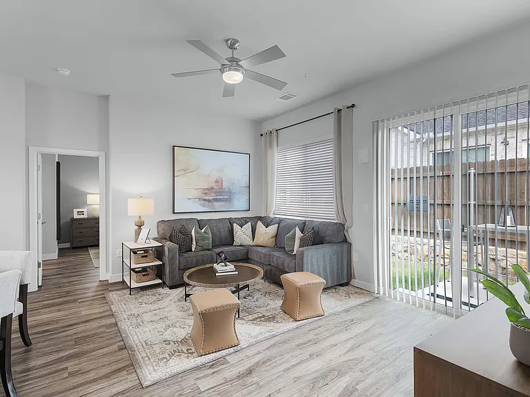 VLux Stoneridge — Photo 8