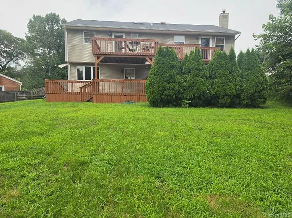 11 Manhattan Pl, Huntington, NY 11743