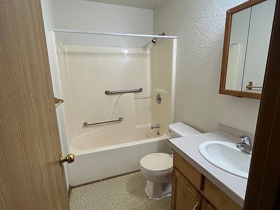 3rd image of 817 SE 11th St APT 7