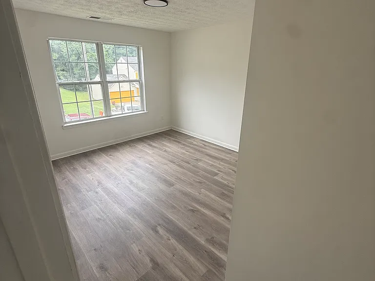 705 Waveland Ave — Photo 29