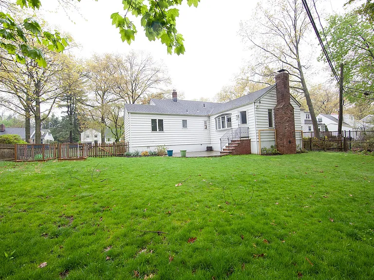 30 Chestnut Hill Pl — Photo 2