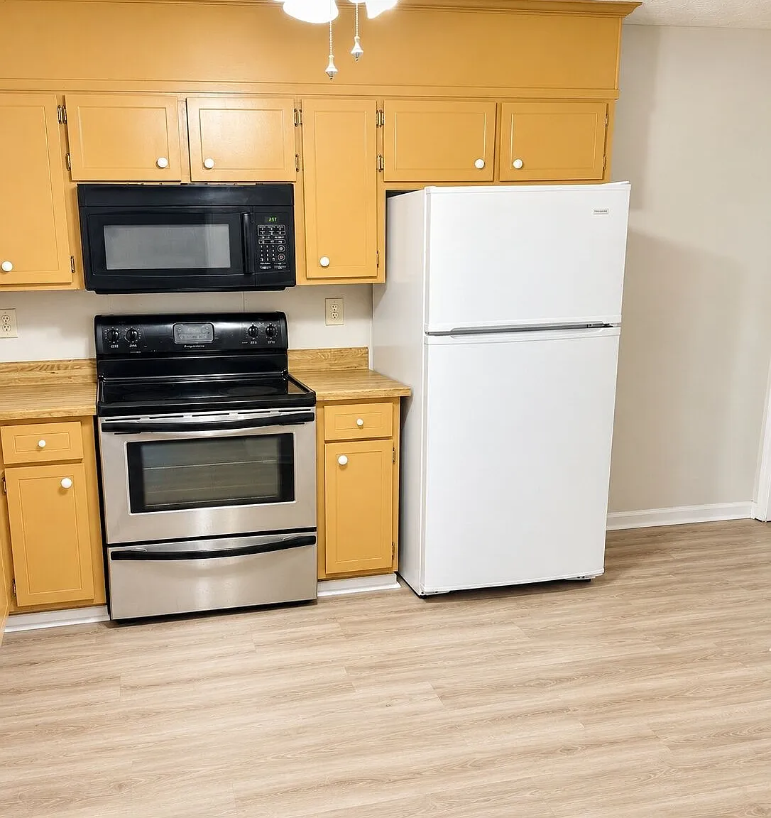3 bed, 2.0 bath, 1486 sqft, $1,900 — Photo 3