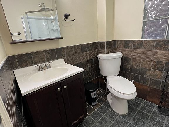 4th image of 2711 N Kenmore Ave APT 2