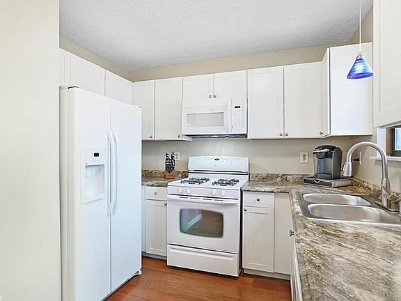 4th image of 874 Upholland Ln