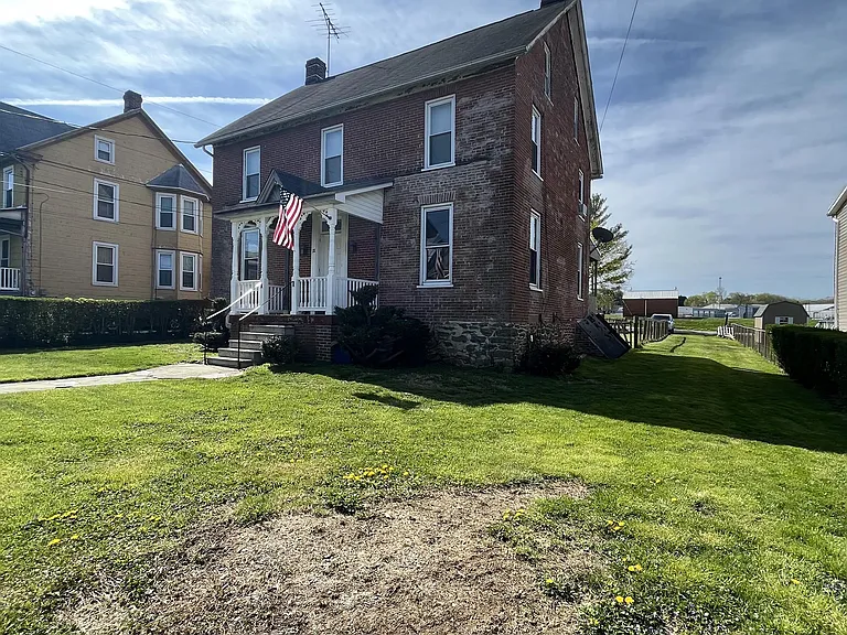 18 E Main St — Photo 1