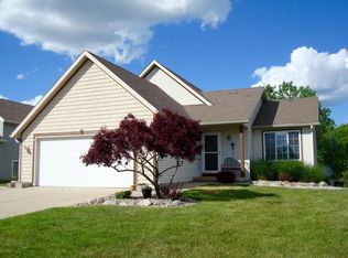3101 Woodglen St NW, Grand Rapids, MI 49504