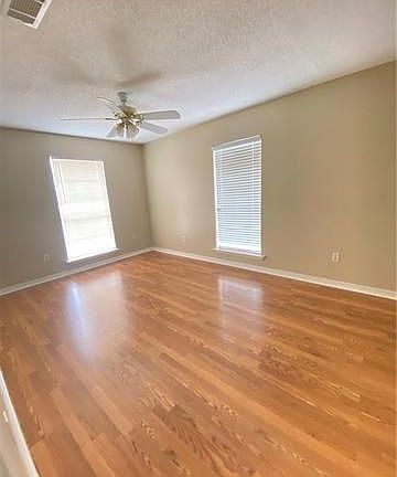 4th image of 4737 Red Oak Dr