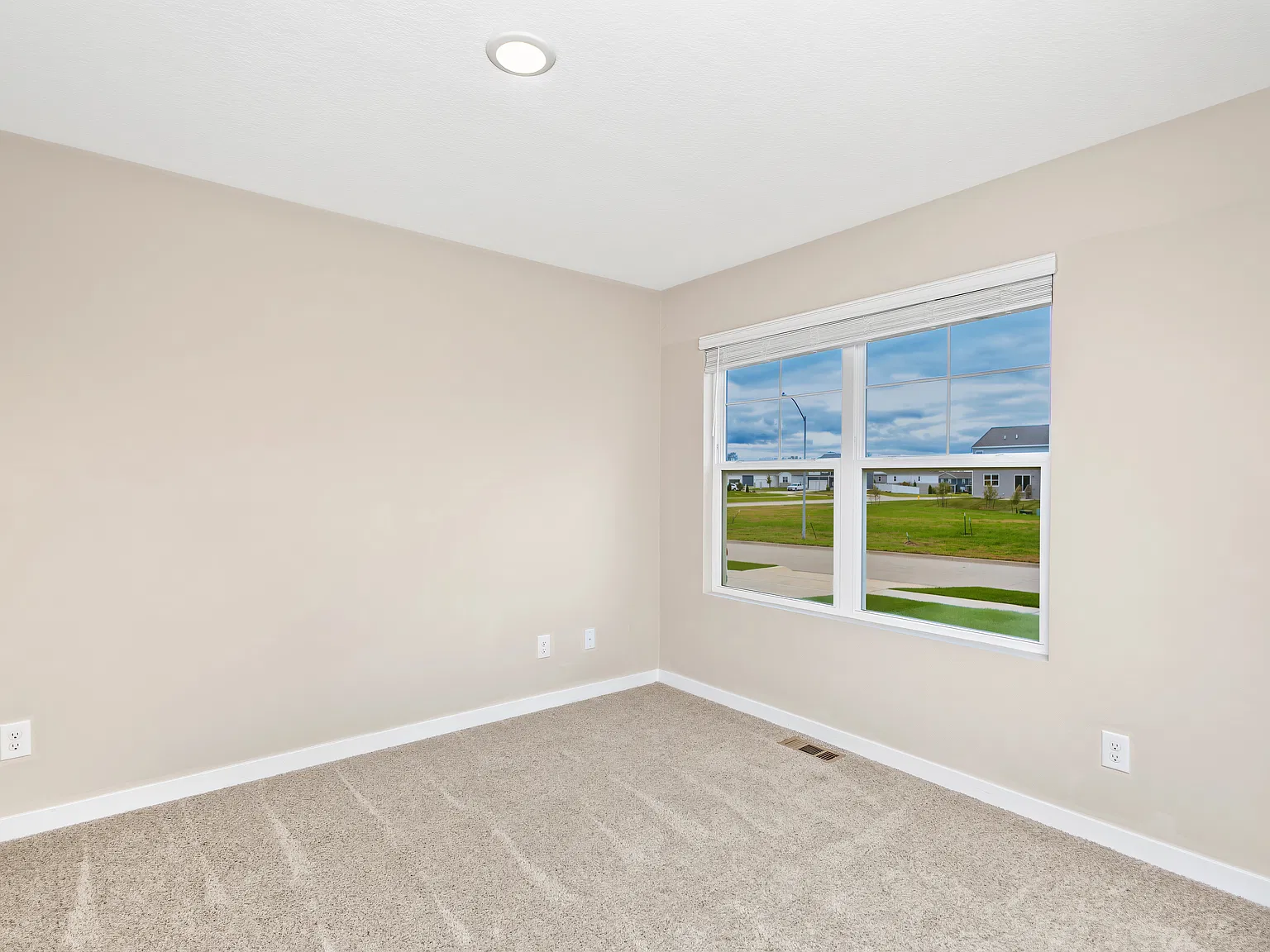 4 bed, 2053 sqft, $2,300 — Photo 2