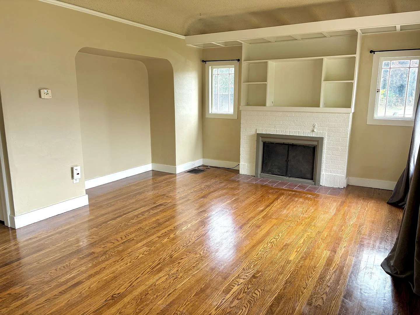 Historic Milwaukie 3 bedroom bungalow with Hardwood and fully fenced yard — Photo 3
