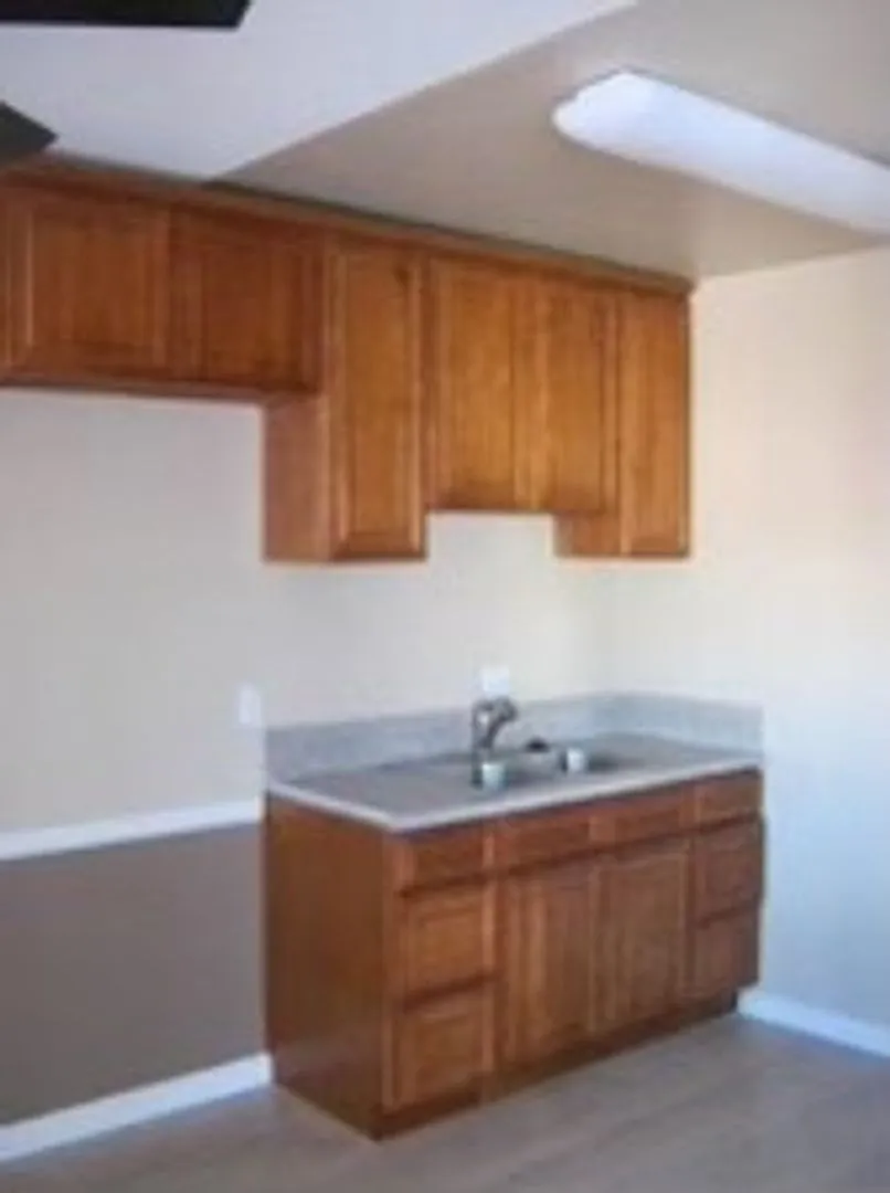 2 Bedroom 1 Bathroom (Anaheim) — Photo 3