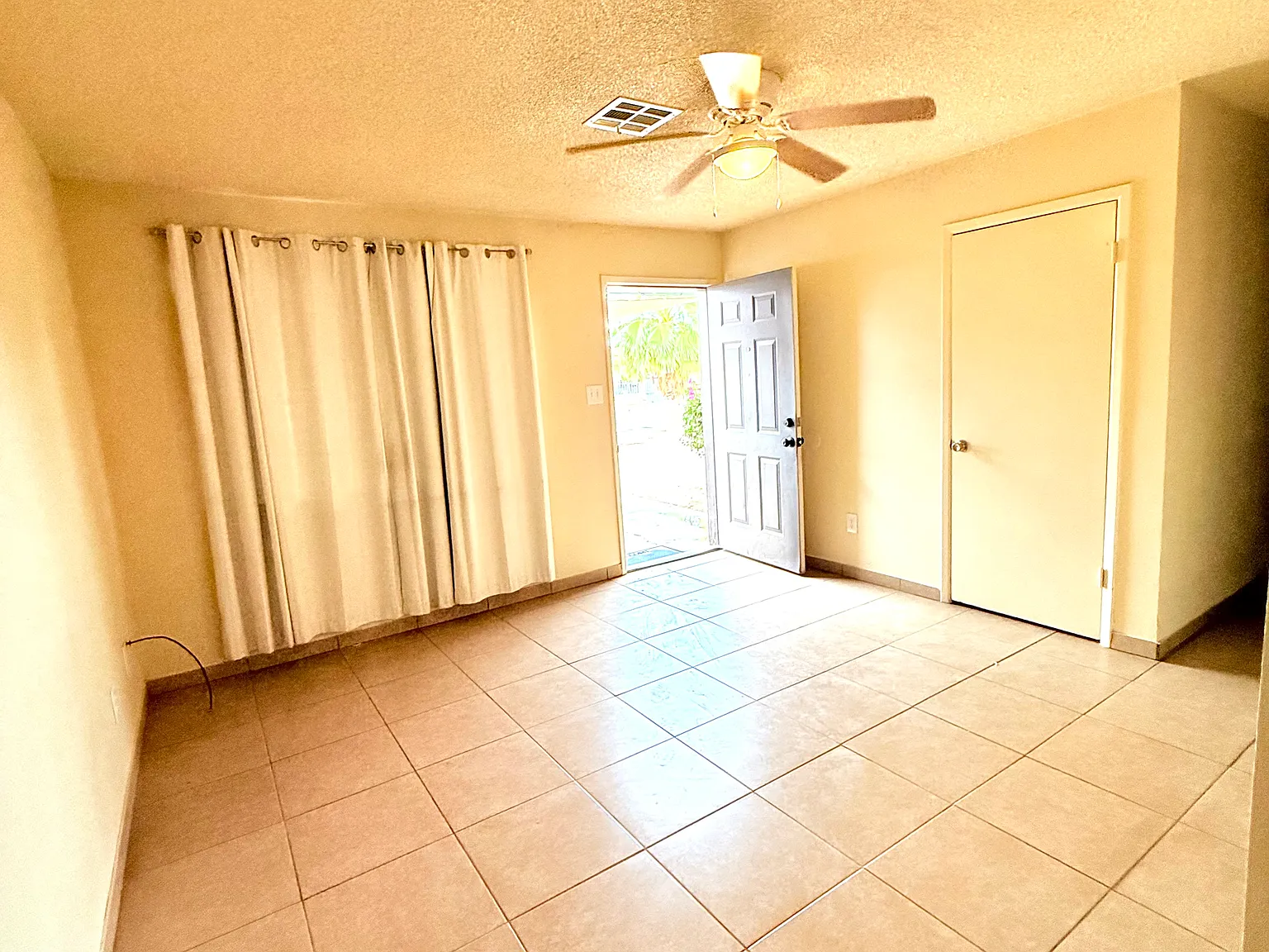3 bed, 954 sqft, $1,300 — Photo 2