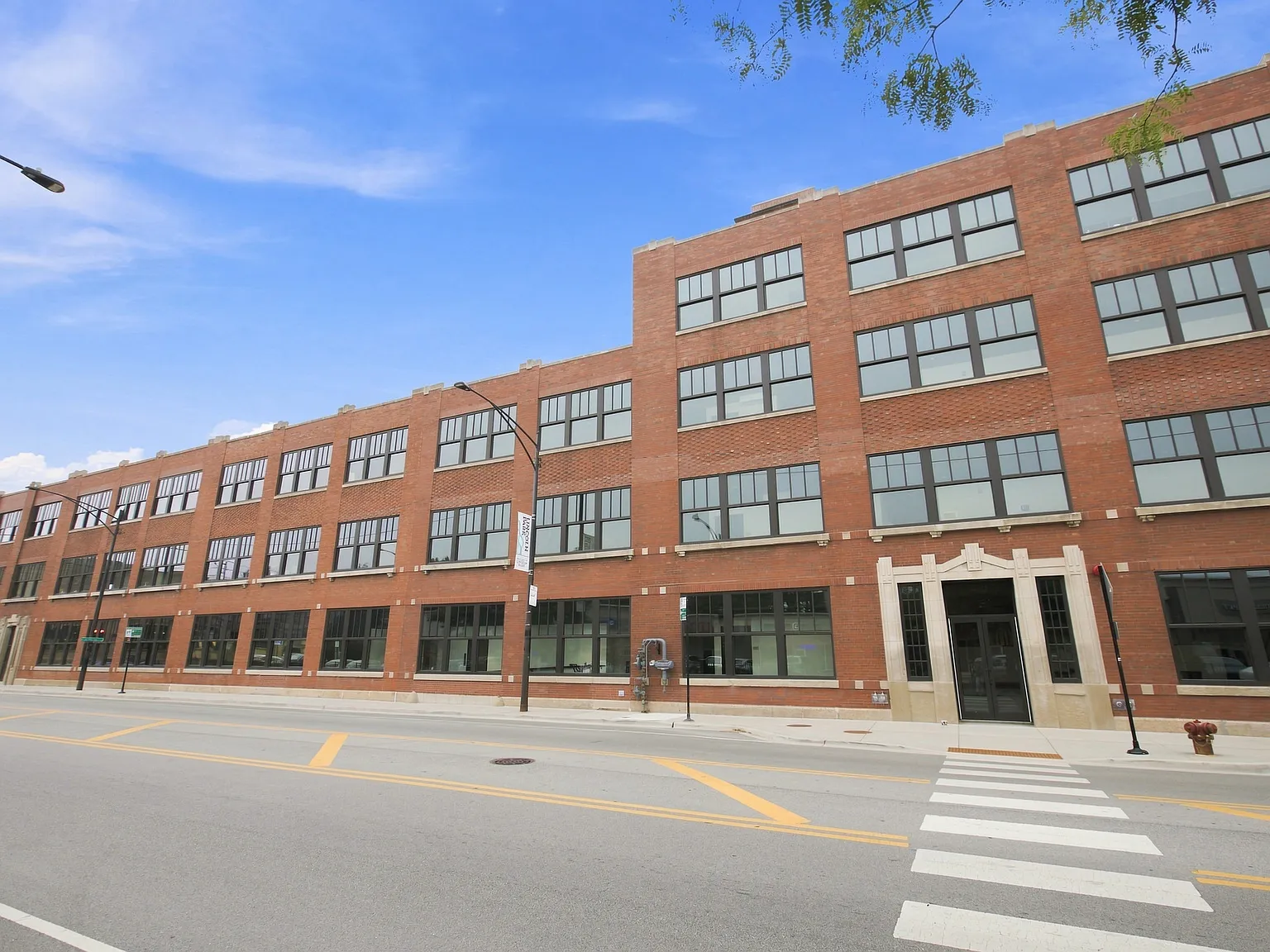 N Clybourn Ave, Chicago — Photo 1