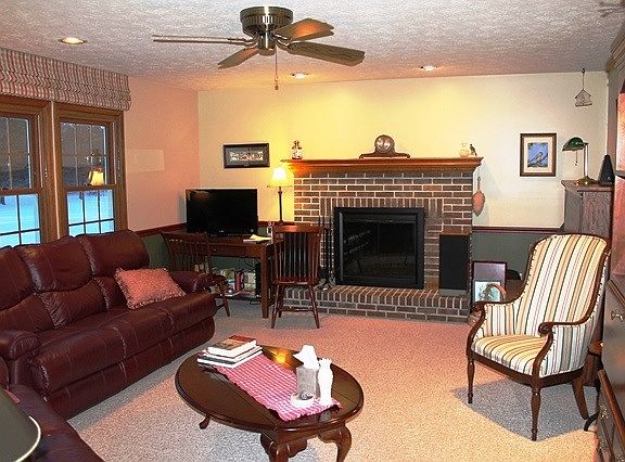 5th image of 6 Fox Hill Dr