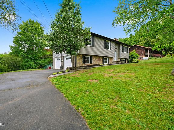 3rd image of 2805 Oakcliff Ct