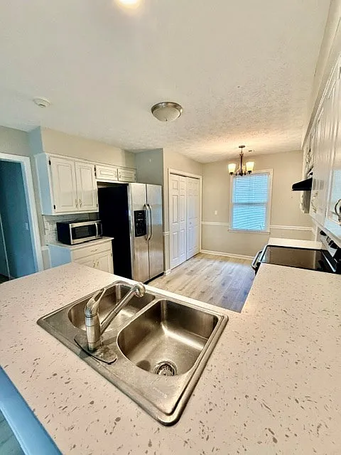 3 bed, 1327 sqft, $1,550 — Photo 2