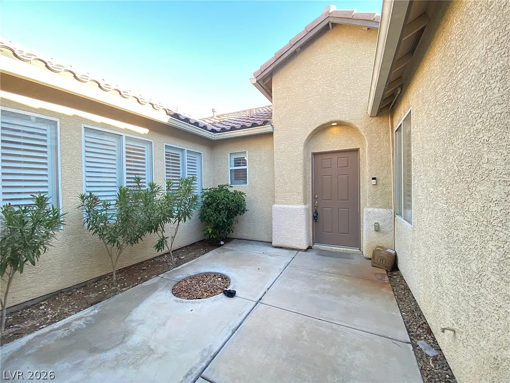 4 bed, 2.0 bath, 2200 sqft, $2,300 — Photo 3