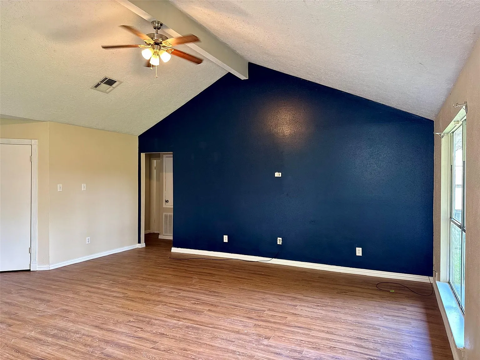 3 bed, 2.0 bath, 1188 sqft, $1,950 — Photo 3