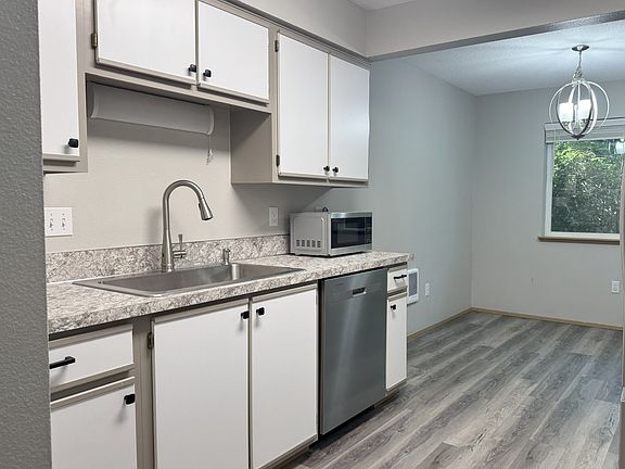 3rd image of 10620 SW Davies Rd Unit 10