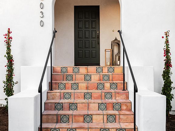 2nd image of 2030 Anacapa St