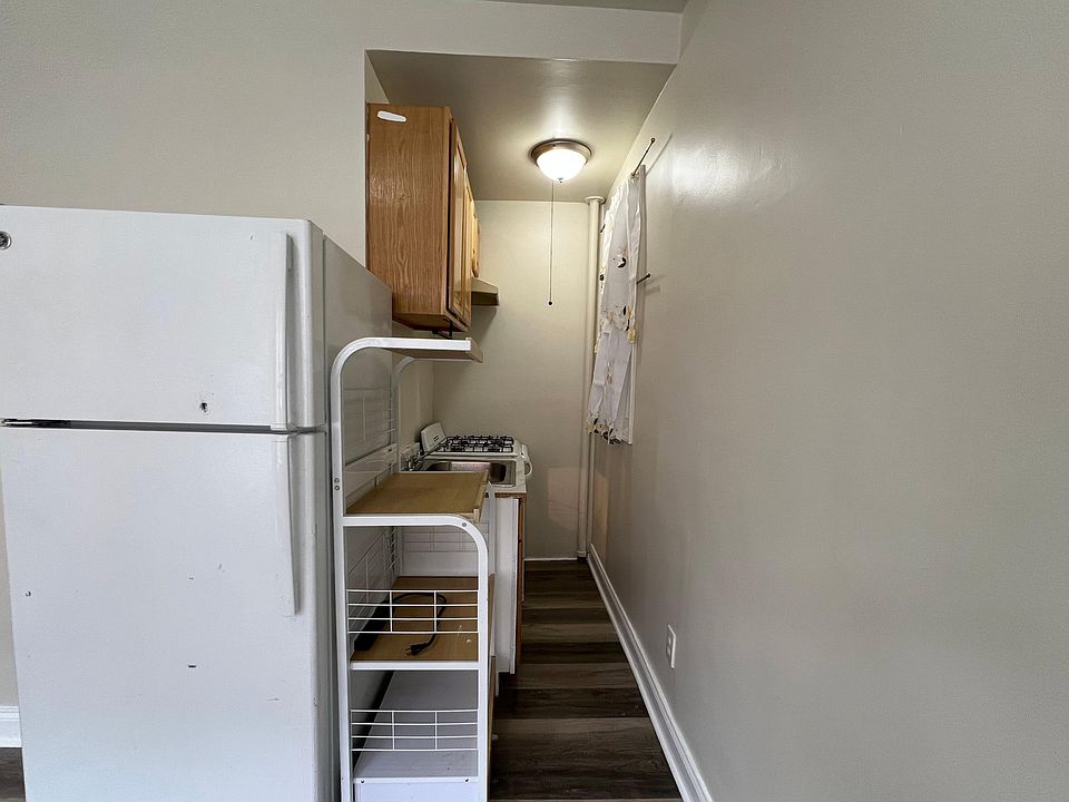 2nd image of 972 Summit Ave #1