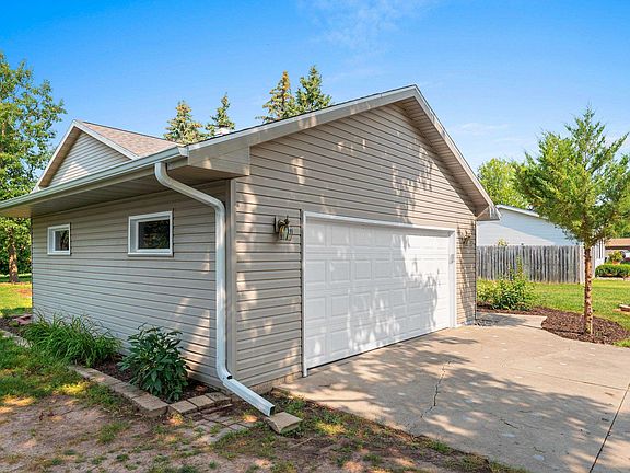 3rd image of 169 Prairie Ct