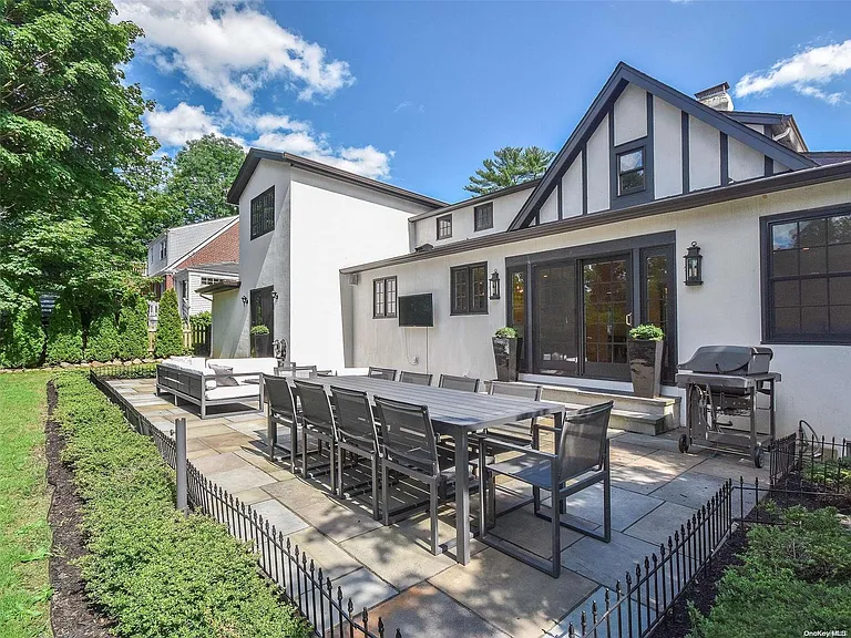 79 Reid Ave — Photo 28