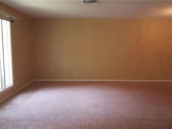 4th image of 714 Bradshaw Dr