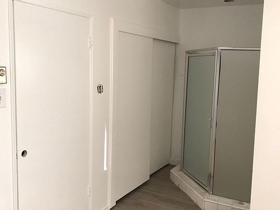 BATHROOM/SHOWER
