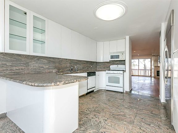 5th image of 17 John Bean Ct