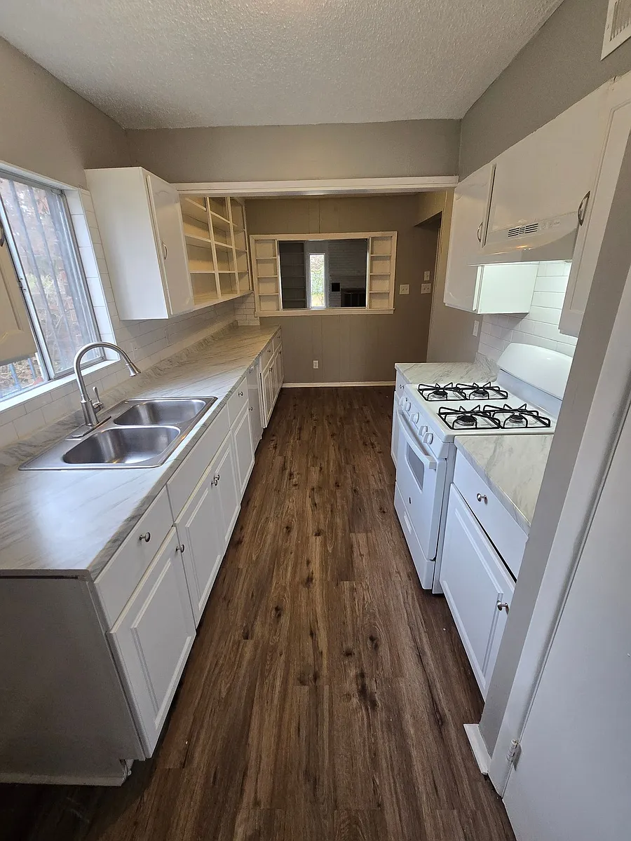 Building Photo - 49 Saxony Cir