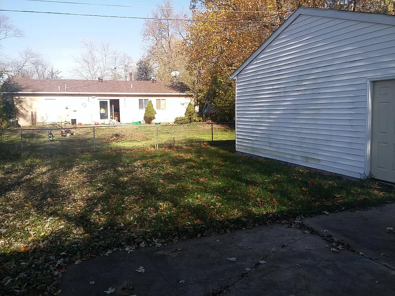 Now this yard if fenced in with a 6' privacy fence