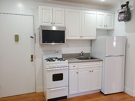 3rd image of 641 Hudson St #3C