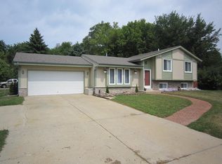 516 Fox Knoll Dr, Waterford, WI